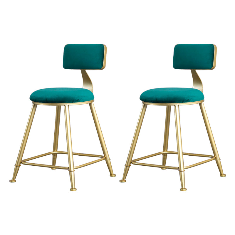 Tabouret de comptoir sans accoudoirs avec dossier Glam, tabouret de bar en fer pour salon de beauté avec coussin en daim