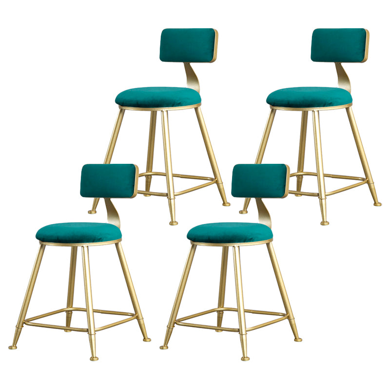 Tabouret de comptoir sans accoudoirs avec dossier Glam, tabouret de bar en fer pour salon de beauté avec coussin en daim