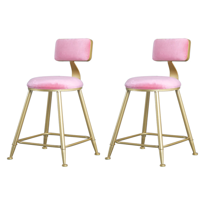Tabouret de comptoir sans accoudoirs avec dossier Glam, tabouret de bar en fer pour salon de beauté avec coussin en daim