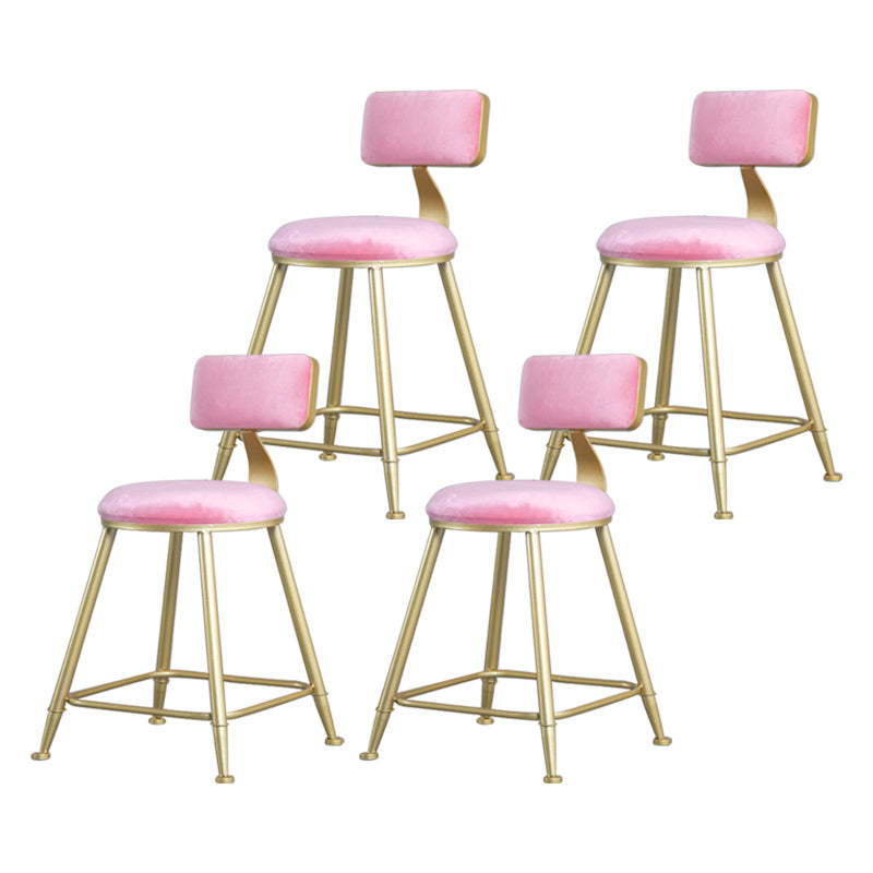 Tabouret de comptoir sans accoudoirs avec dossier Glam, tabouret de bar en fer pour salon de beauté avec coussin en daim