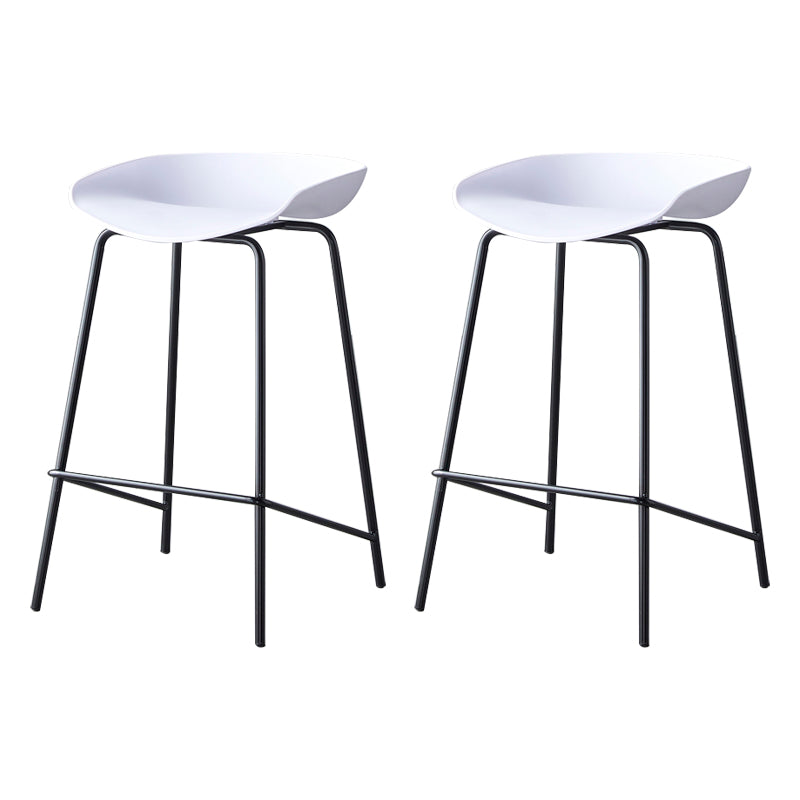 Taburete de bar moderno, taburete de bar interior de plástico sin brazos con base de acero con reposapiés