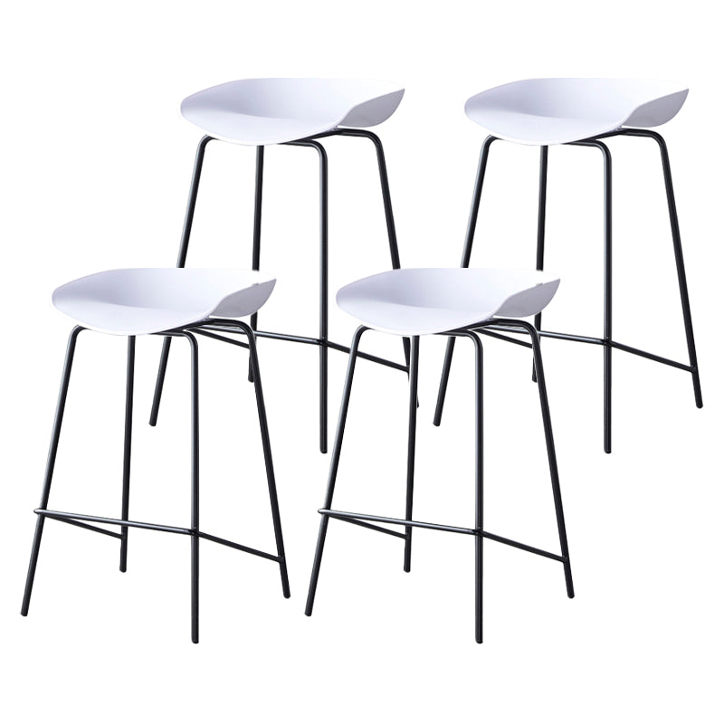 Taburete de bar moderno, taburete de bar interior de plástico sin brazos con base de acero con reposapiés