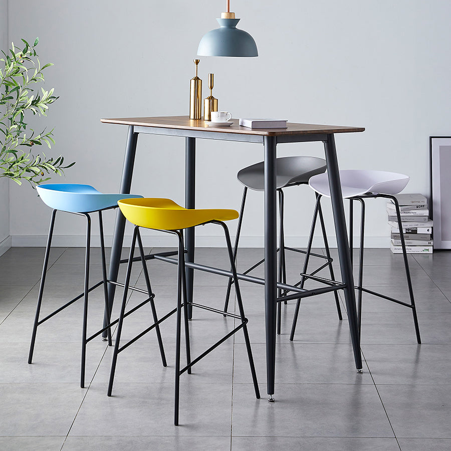 Taburete de bar moderno, taburete de bar interior de plástico sin brazos con base de acero con reposapiés