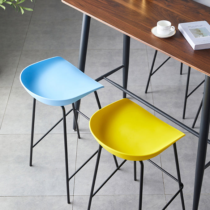 Taburete de bar moderno, taburete de bar interior de plástico sin brazos con base de acero con reposapiés