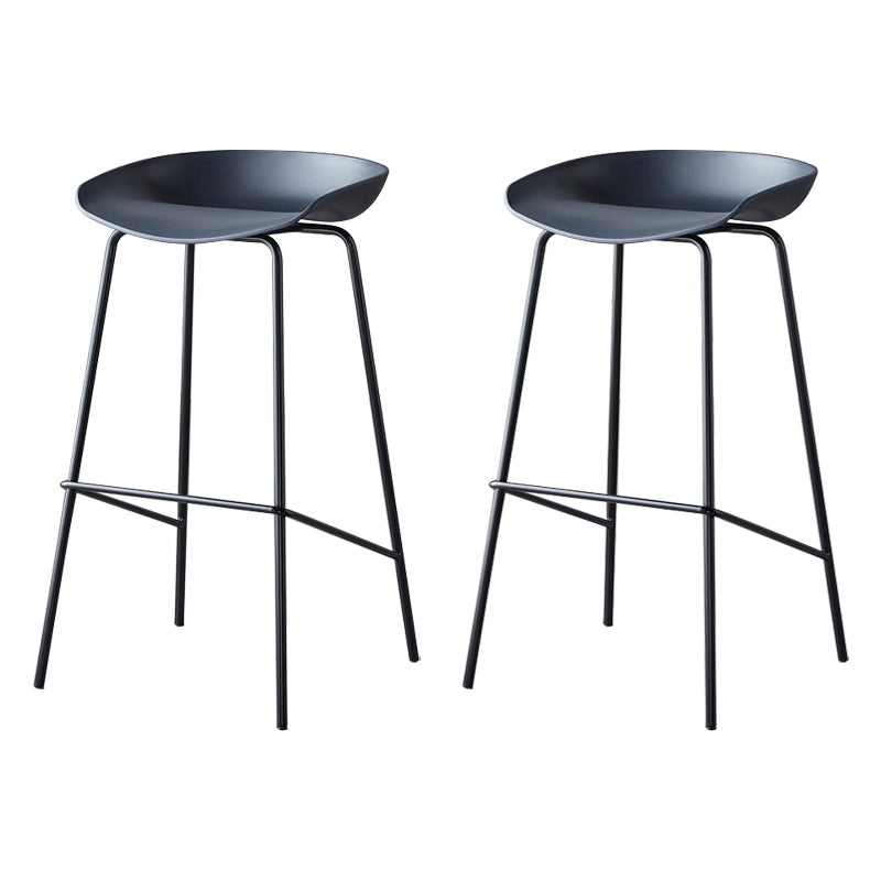 Taburete de bar moderno, taburete de bar interior de plástico sin brazos con base de acero con reposapiés