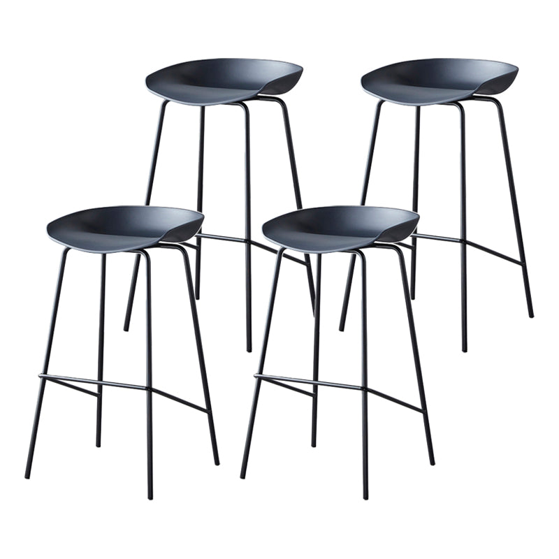 Taburete de bar moderno, taburete de bar interior de plástico sin brazos con base de acero con reposapiés