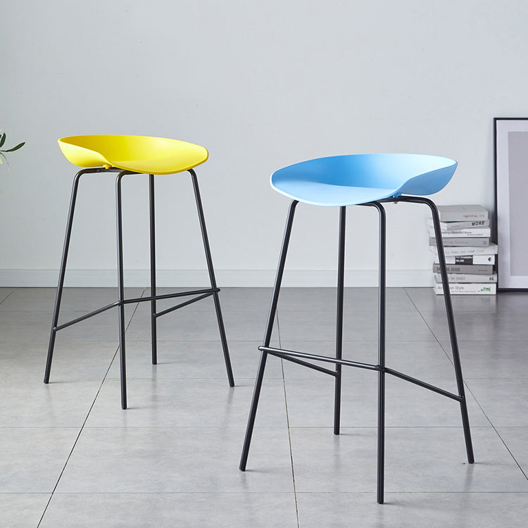 Taburete de bar moderno, taburete de bar interior de plástico sin brazos con base de acero con reposapiés