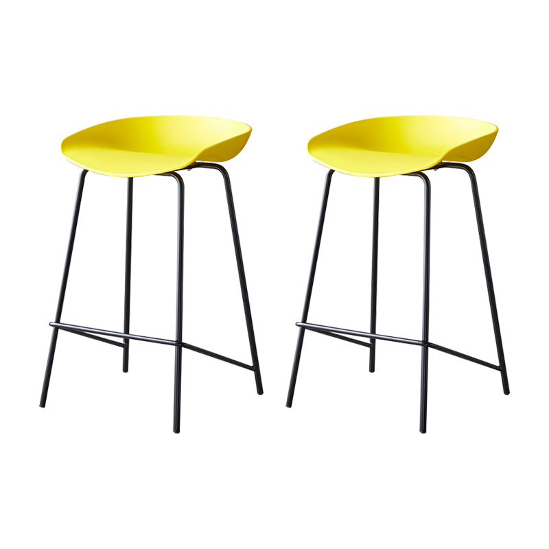 Taburete de bar moderno, taburete de bar interior de plástico sin brazos con base de acero con reposapiés