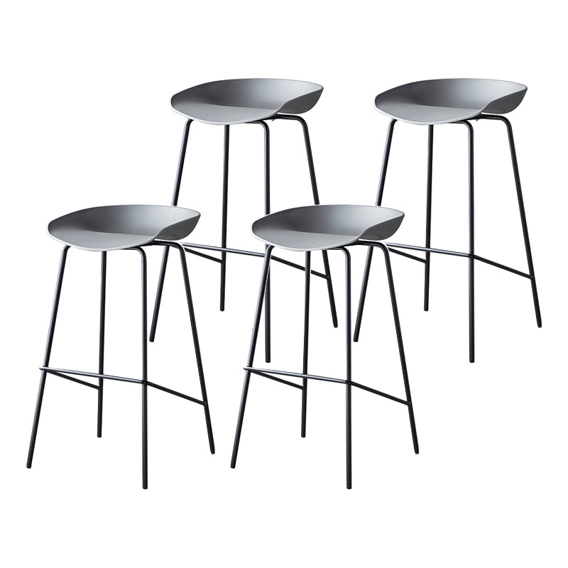 Taburete de bar moderno, taburete de bar interior de plástico sin brazos con base de acero con reposapiés