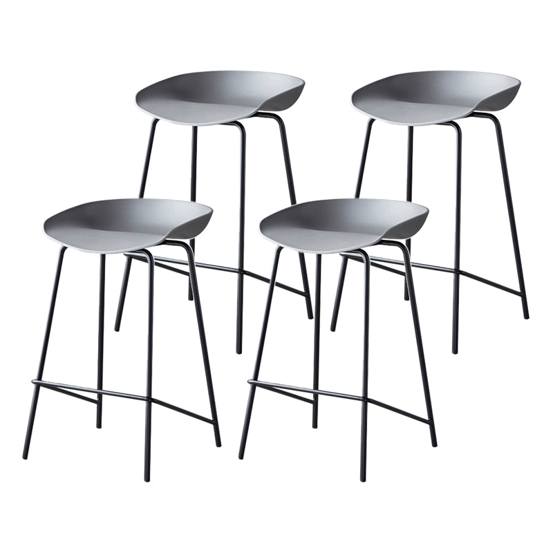 Taburete de bar moderno, taburete de bar interior de plástico sin brazos con base de acero con reposapiés