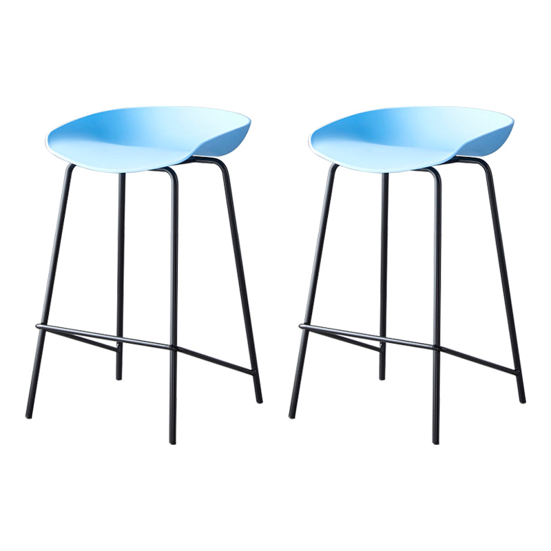 Taburete de bar moderno, taburete de bar interior de plástico sin brazos con base de acero con reposapiés