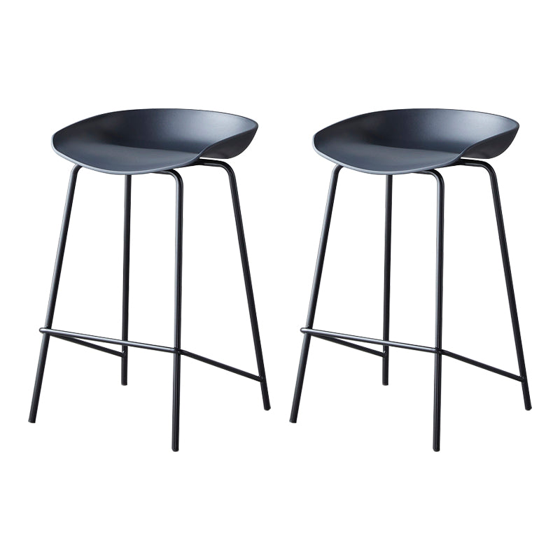 Taburete de bar moderno, taburete de bar interior de plástico sin brazos con base de acero con reposapiés