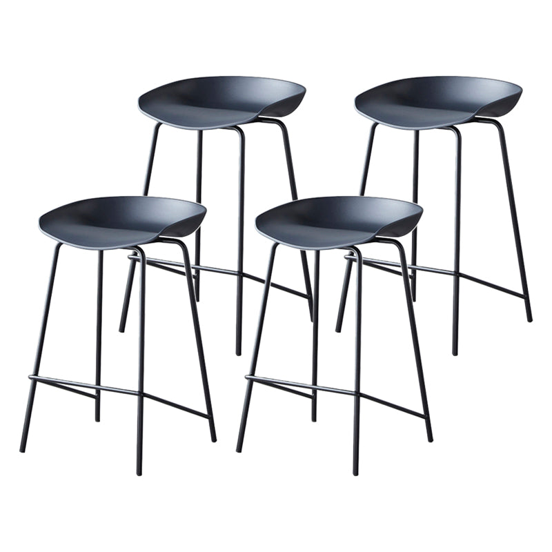 Taburete de bar moderno, taburete de bar interior de plástico sin brazos con base de acero con reposapiés