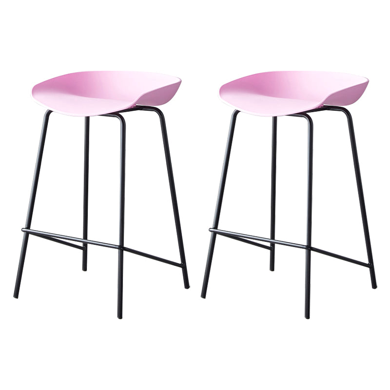 Taburete de bar moderno, taburete de bar interior de plástico sin brazos con base de acero con reposapiés