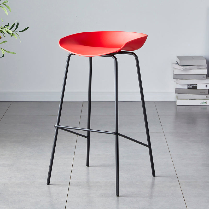 Taburete de bar moderno, taburete de bar interior de plástico sin brazos con base de acero con reposapiés