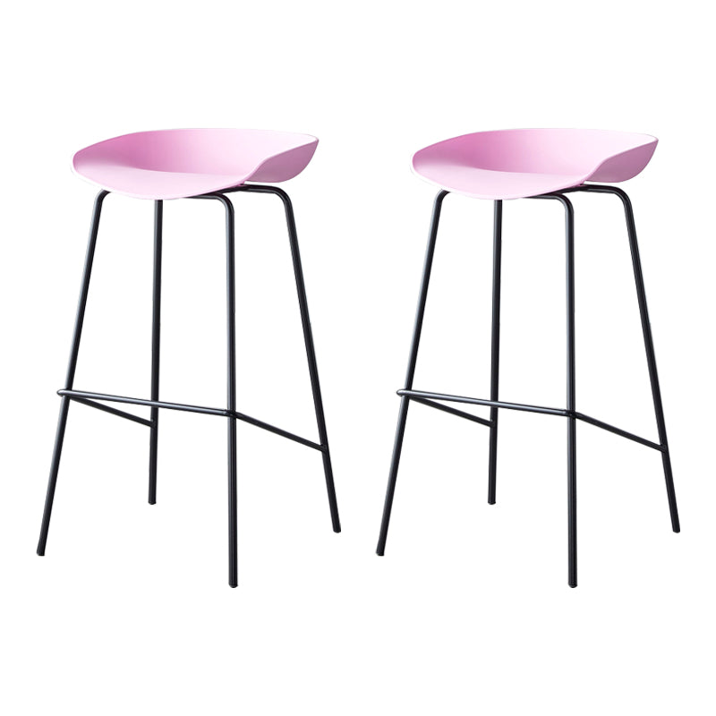 Taburete de bar moderno, taburete de bar interior de plástico sin brazos con base de acero con reposapiés