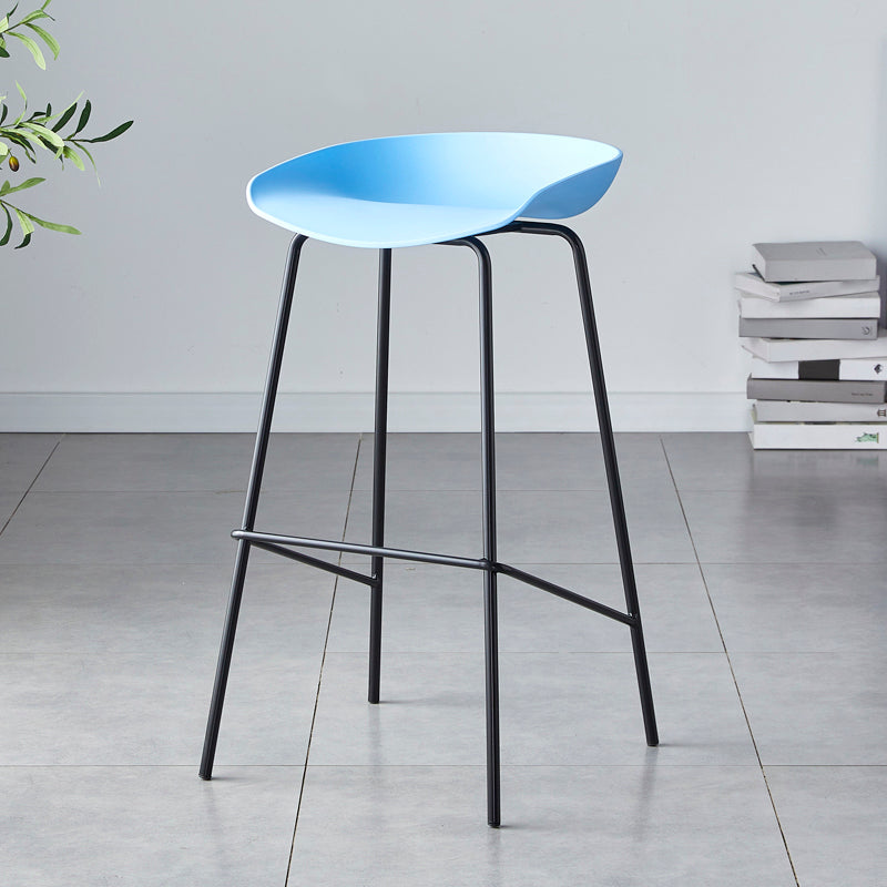 Taburete de bar moderno, taburete de bar interior de plástico sin brazos con base de acero con reposapiés