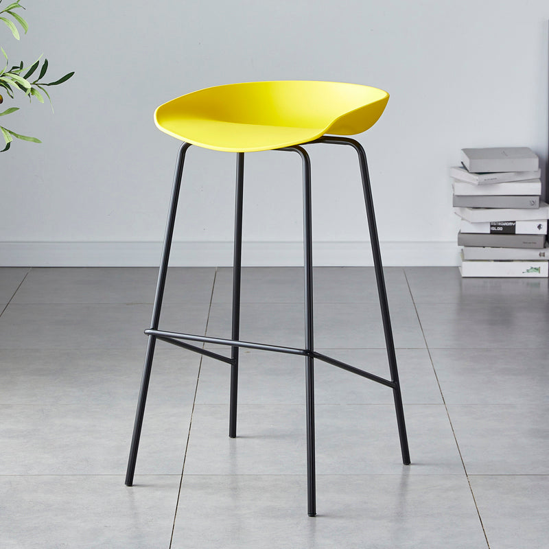 Taburete de bar moderno, taburete de bar interior de plástico sin brazos con base de acero con reposapiés