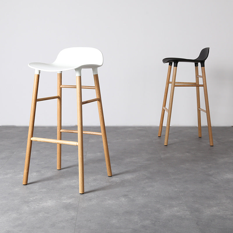 Taburete de bar interior de plástico sin brazos, moderno, con reposapiés y base de madera