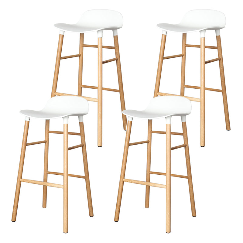 Taburete de bar interior de plástico sin brazos, moderno, con reposapiés y base de madera