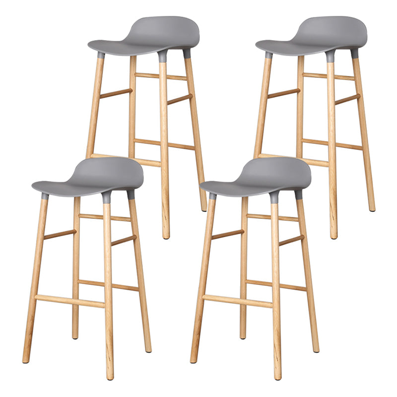 Taburete de bar interior de plástico sin brazos, moderno, con reposapiés y base de madera