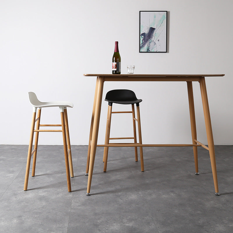 Taburete de bar interior de plástico sin brazos, moderno, con reposapiés y base de madera
