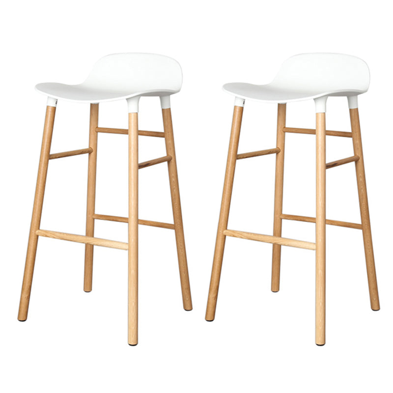 Taburete de bar interior de plástico sin brazos, moderno, con reposapiés y base de madera