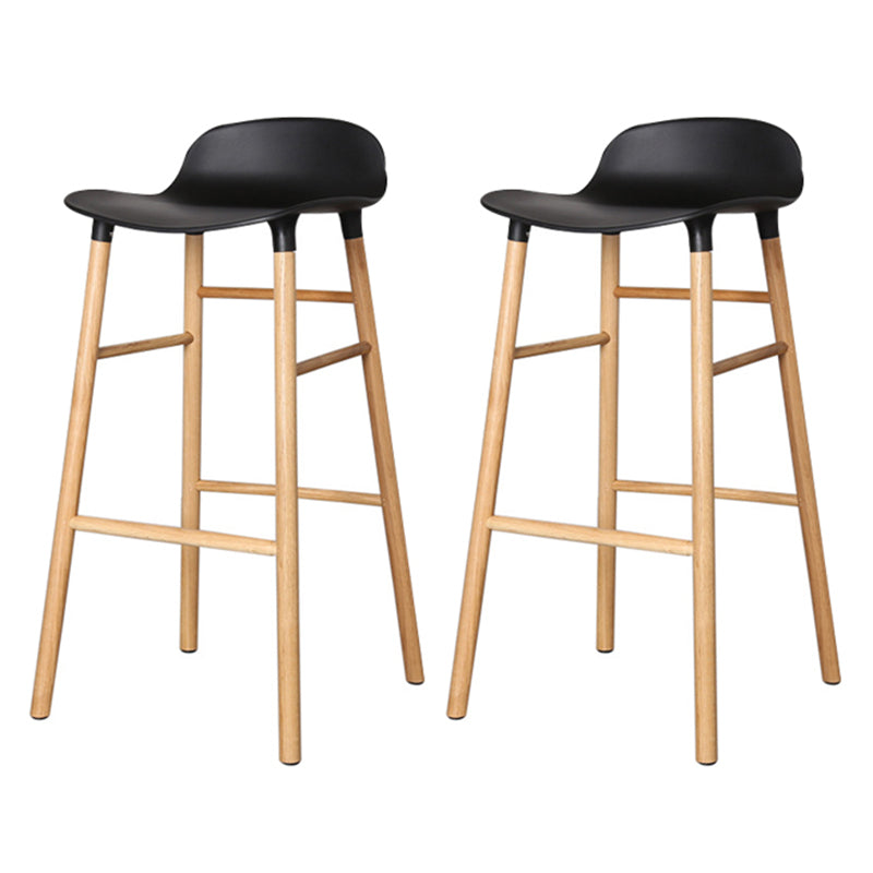 Taburete de bar interior de plástico sin brazos, moderno, con reposapiés y base de madera