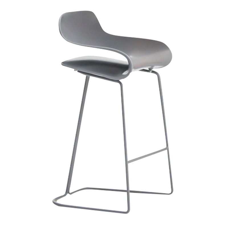 Thekenhocker mit niedriger Rückenlehne, Fußstütze, Sattelsitz, moderner Thekenstuhl für die Bar
