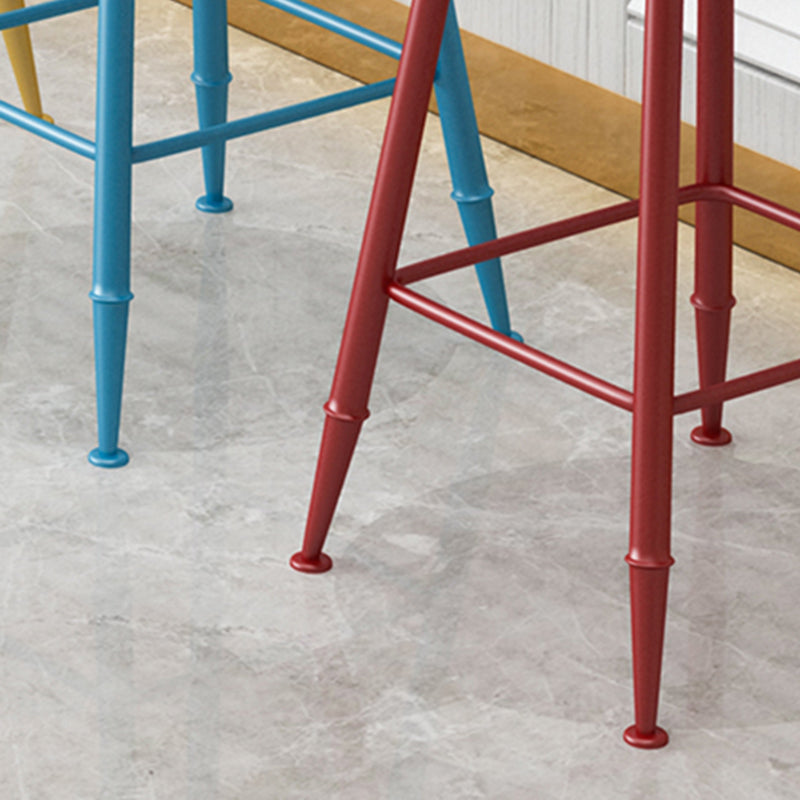 Taburete de bar moderno de hierro con respaldo de silla de mostrador redondo de cuero para cafetería