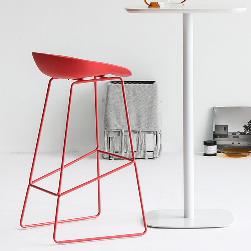 Comptoir en plastique moderne et tabouret de bar, seau, repose-pieds, pour café