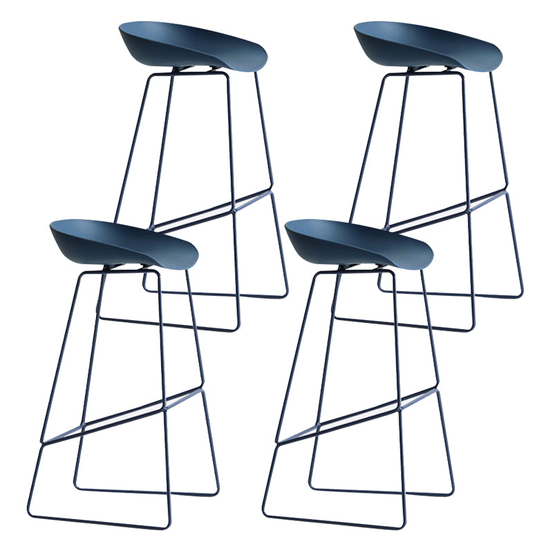 Comptoir en plastique moderne et tabouret de bar, seau, repose-pieds, pour café