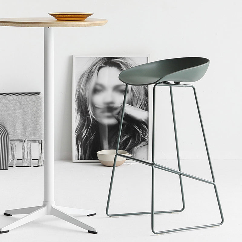 Comptoir en plastique moderne et tabouret de bar, seau, repose-pieds, pour café