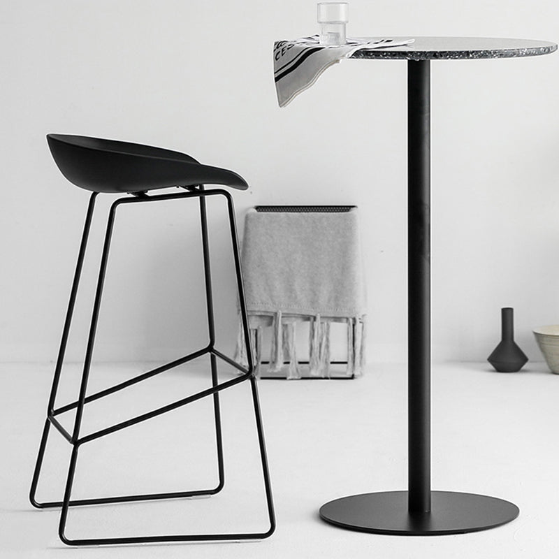 Comptoir en plastique moderne et tabouret de bar, seau, repose-pieds, pour café