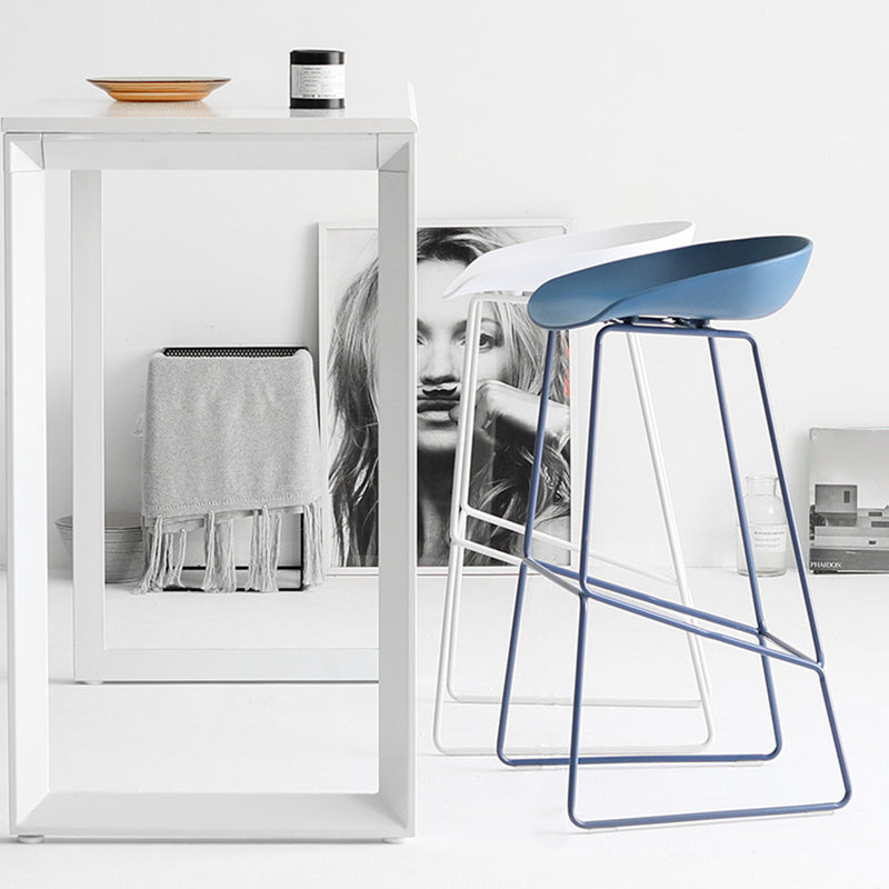 Comptoir en plastique moderne et tabouret de bar, seau, repose-pieds, pour café