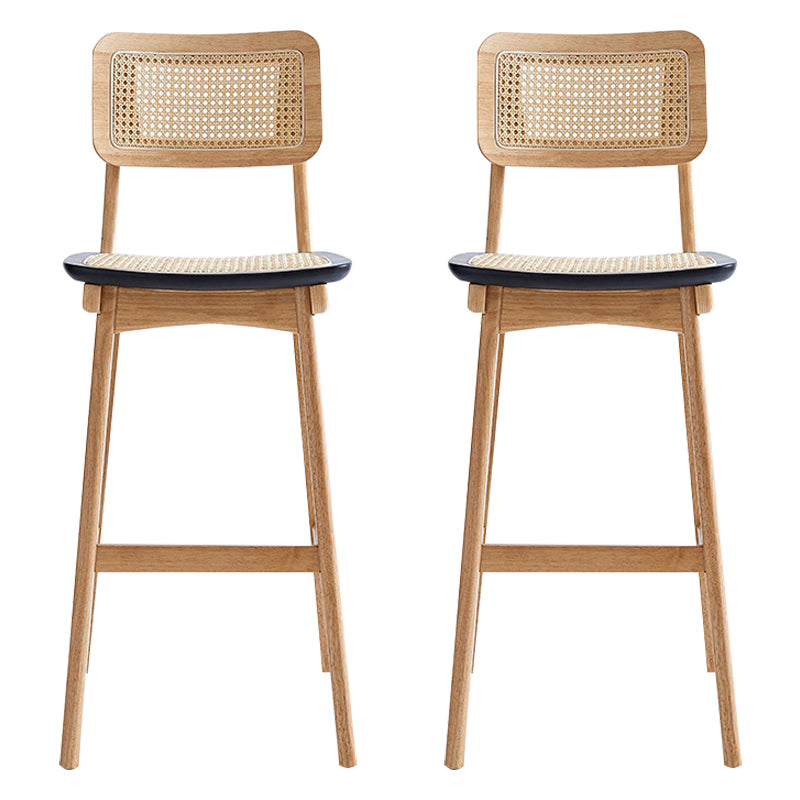 Moderner quadratischer Barhocker aus Rattan für den Innenbereich mit Fußstütze und niedriger Rückenlehne und Holzbeinen