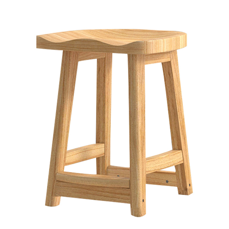 Moderner Barhocker aus Massivholz mit Sattelsitz, rückenfreier Innenhocker mit Holzbeinen