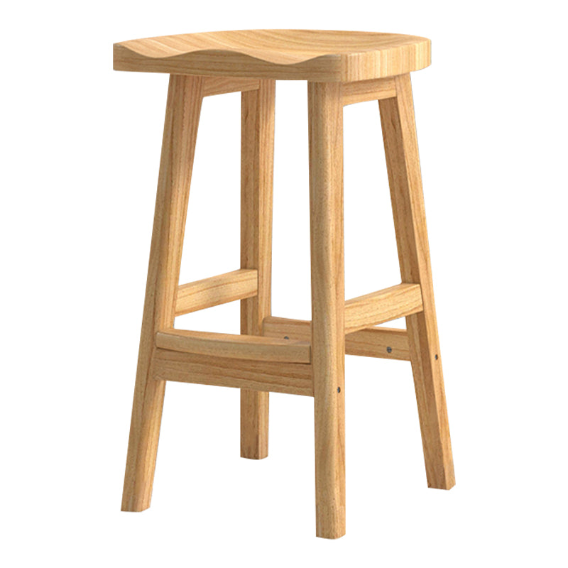 Moderner Barhocker aus Massivholz mit Sattelsitz, rückenfreier Innenhocker mit Holzbeinen