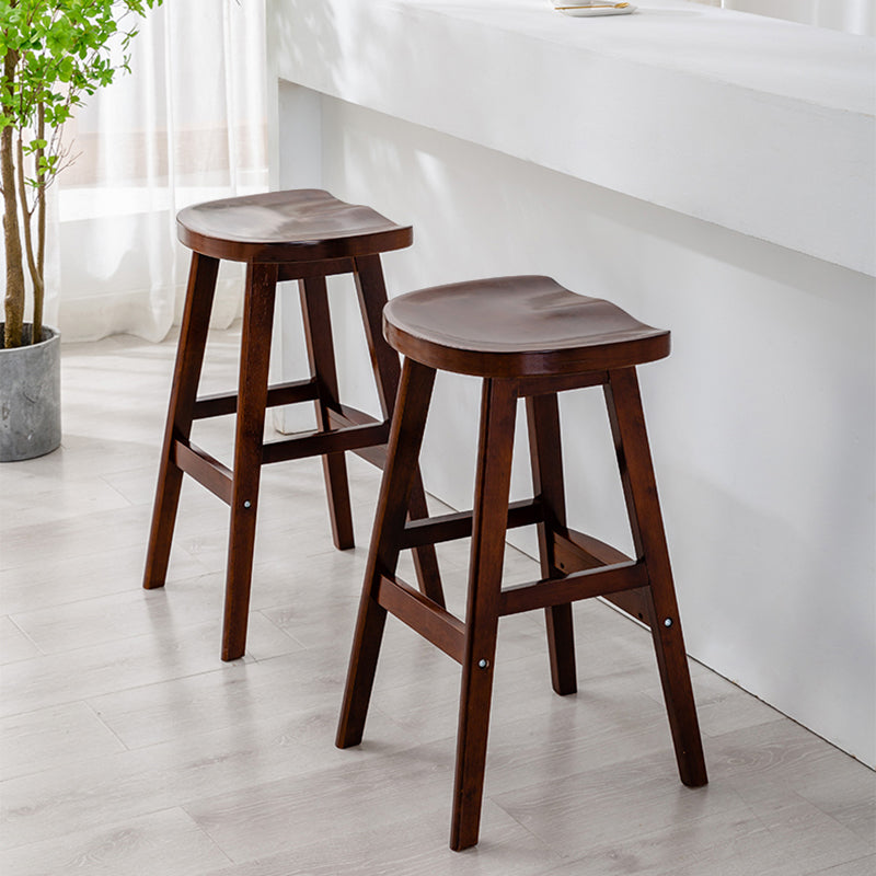 Moderner Barhocker aus Massivholz mit Sattelsitz, rückenfreier Innenhocker mit Holzbeinen