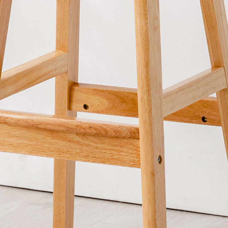 Moderner Barhocker aus Massivholz mit Sattelsitz, rückenfreier Innenhocker mit Holzbeinen