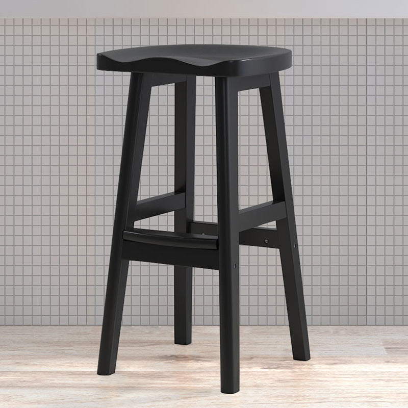 Moderner Barhocker aus Massivholz mit Sattelsitz, rückenfreier Innenhocker mit Holzbeinen