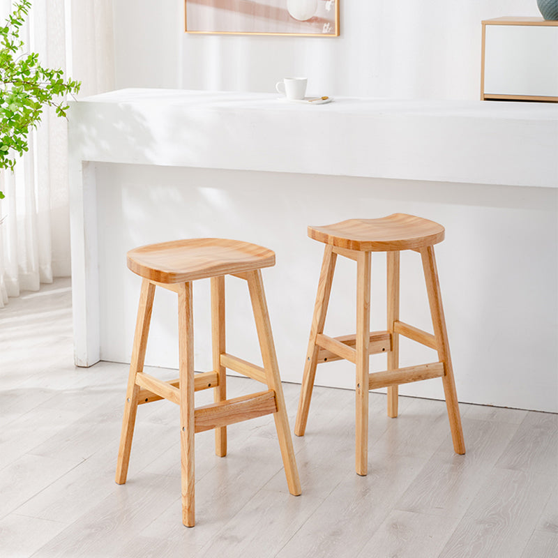 Moderner Barhocker aus Massivholz mit Sattelsitz, rückenfreier Innenhocker mit Holzbeinen