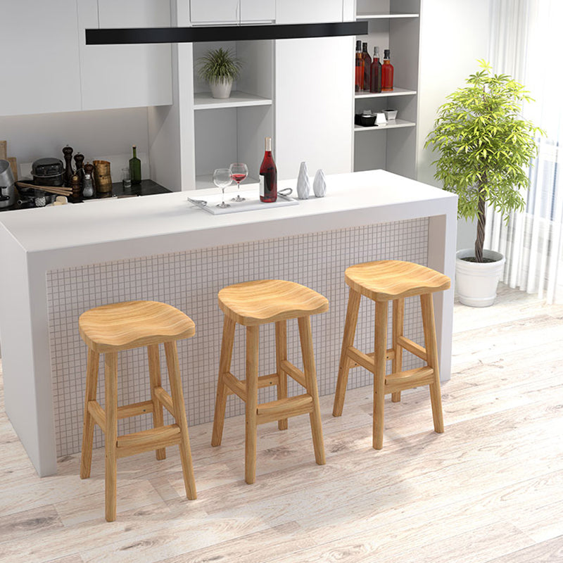Moderner Barhocker aus Massivholz mit Sattelsitz, rückenfreier Innenhocker mit Holzbeinen
