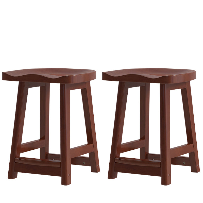Moderner Barhocker aus Massivholz mit Sattelsitz, rückenfreier Innenhocker mit Holzbeinen