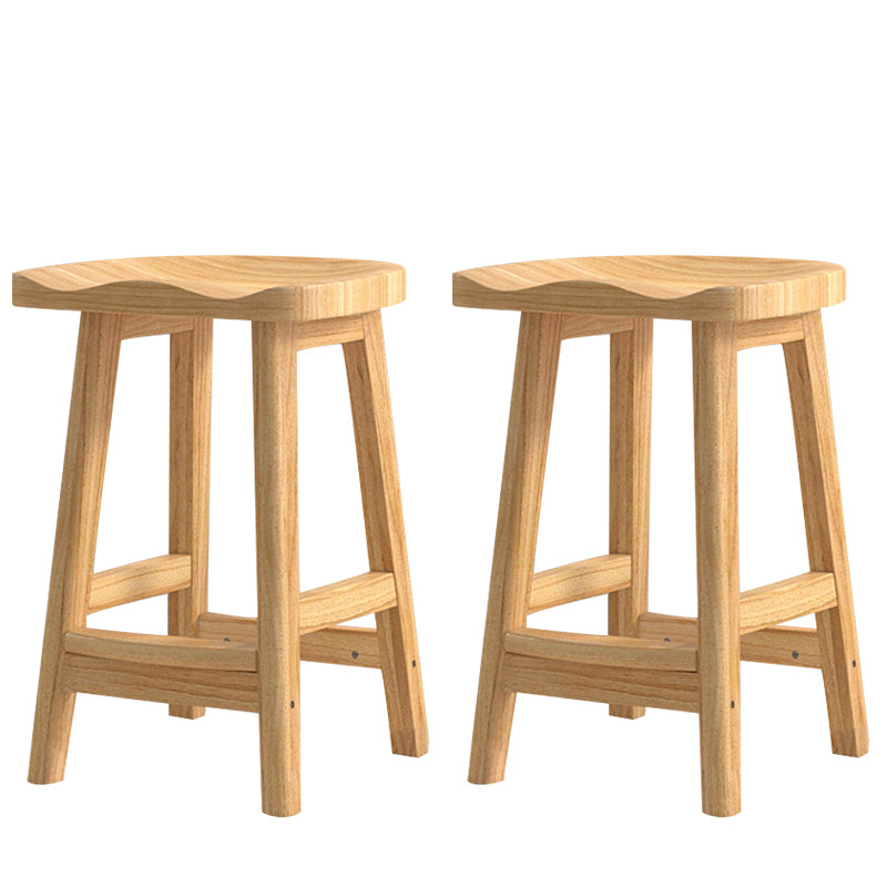 Moderner Barhocker aus Massivholz mit Sattelsitz, rückenfreier Innenhocker mit Holzbeinen