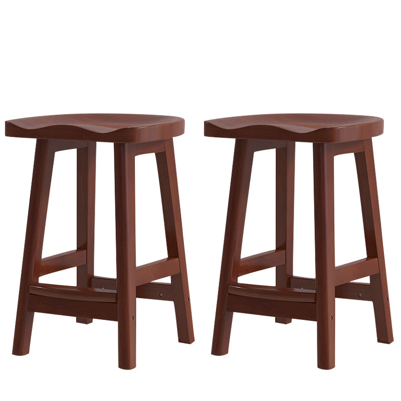 Moderner Barhocker aus Massivholz mit Sattelsitz, rückenfreier Innenhocker mit Holzbeinen