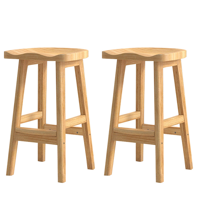 Moderner Barhocker aus Massivholz mit Sattelsitz, rückenfreier Innenhocker mit Holzbeinen