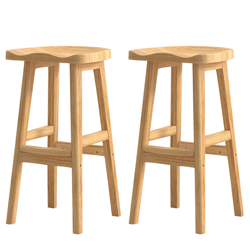 Moderner Barhocker aus Massivholz mit Sattelsitz, rückenfreier Innenhocker mit Holzbeinen