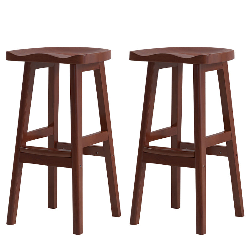 Moderner Barhocker aus Massivholz mit Sattelsitz, rückenfreier Innenhocker mit Holzbeinen