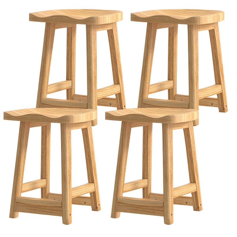 Moderner Barhocker aus Massivholz mit Sattelsitz, rückenfreier Innenhocker mit Holzbeinen